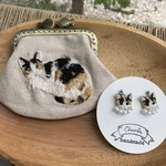 オーダー専用☆うちの子刺繍がま口ポーチ、うちの子刺繍ピアス（猫とパール）