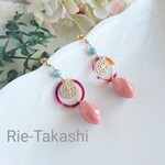 コーラルピンクビーズとマーブルフープが揺れる夏ピアス 