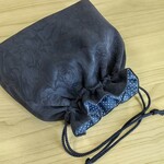 バラ模様ジャガード織の小さめ巾着ポーチ（ネイビー）