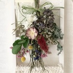 アジサイと季節の花のスワッグ2（英字新聞を添えて）