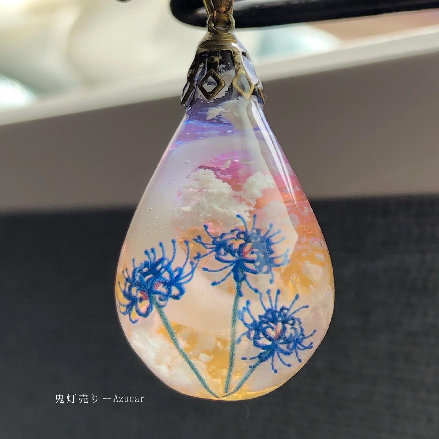夕焼け空に蒼の彼岸花、流れる雲。　雲レジン　オルゴナイト　蓄光　ネックレス 夕焼け空に蒼の彼岸花 雲レジン オルゴナイト ドロップ 蓄光