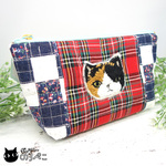猫ちゃん刺繍の舟形ポーチ～三毛猫ちゃんと四角つなぎパッチワーク　bb629-522