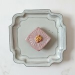 ひし形の花１（ピンク）　陶土ブローチ