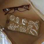 舞いあがる草花　手刺繍　ふんわり　メガネケース　マロン色