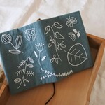 舞いあがる草花　手刺繍　文庫本　ブックカバー　ちぐさ色　