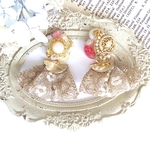 sale✨【１点もの】送料無料°揺れるタイプ✨2way  レジンフラワー 🌸と重ねボタン の インド刺繍 リボンピアスorイヤリング　　クリア ホワイト　