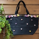 【オンライン限定価格￥4,565→￥3,190】No.720ラインフラワートートMサイズ(花色パープルピンクカラー）