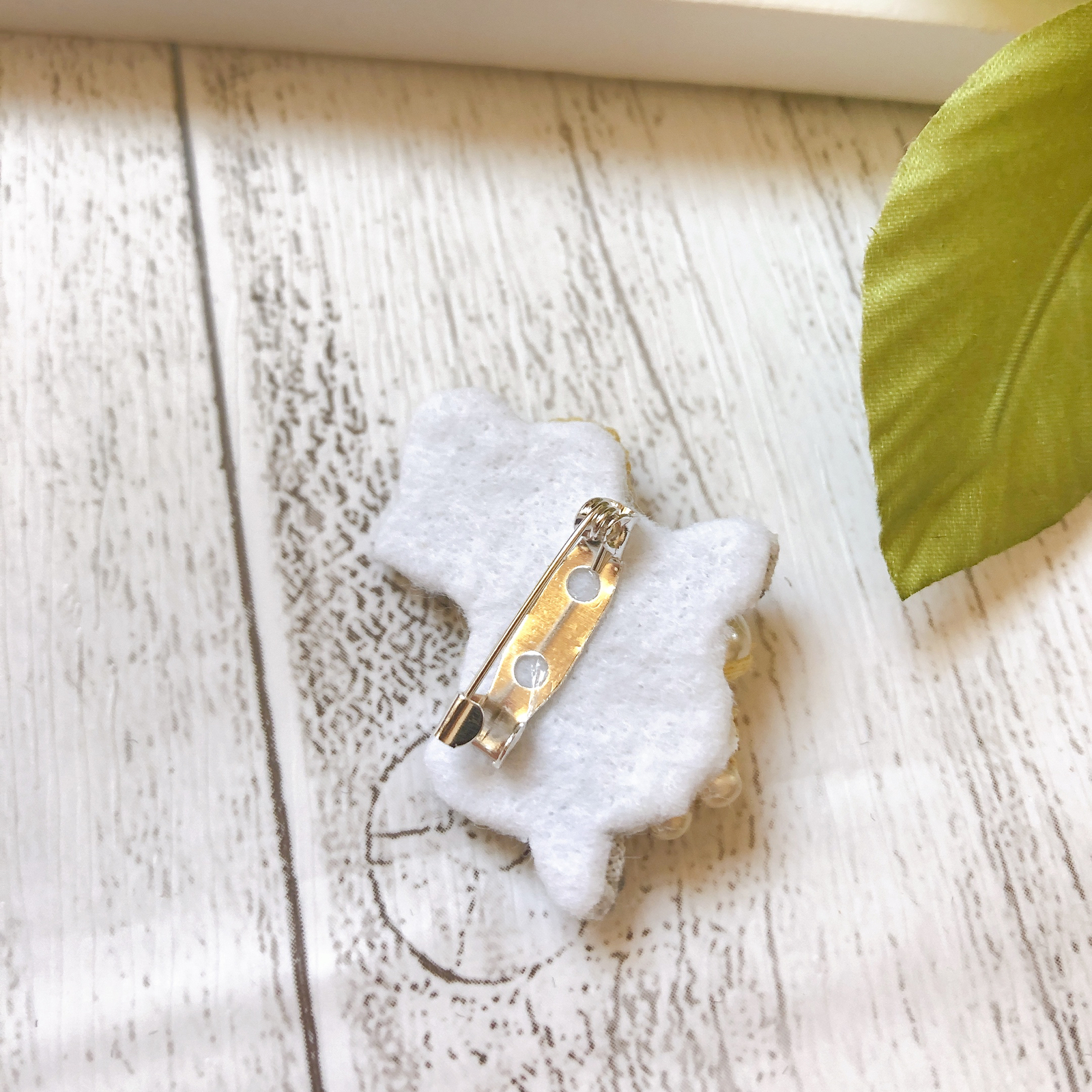 注釈【人気】ミモザとパールのビーズ刺繍ミニブローチ - P＆B