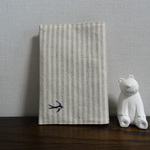 【再販】ツバメさんの刺繍入りブックカバー◇ストライプ柄