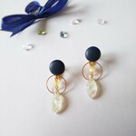 ネイビー＊レザー調ボタンとキャッツアイのイヤリング
