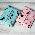苺とハチワレ子猫のポケットティッシュケース2個セット〈ピンクとブルー1個ずつのセットです〉
