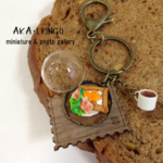 カフェ風 半熟卵のガレット(バッグチャーム/キーホルダー)