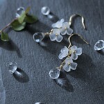 ＊14ｋｇｆ＊可憐な小花とクリスタルクォーツのフェミニンピアス＊イヤリングに変更可能＊フラワー＊ミルキーホワイト＊揺れる＊