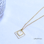 シンプルなスクエアネックレスWhite