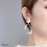 人気品番♡大ぶりピアス 大ぶりイヤリング ピアス  イヤリング ゴールド シルバー  変形フープ