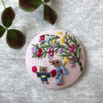 刺繍ブローチ
