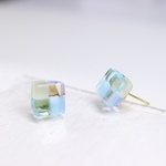キューブのガラスピアス