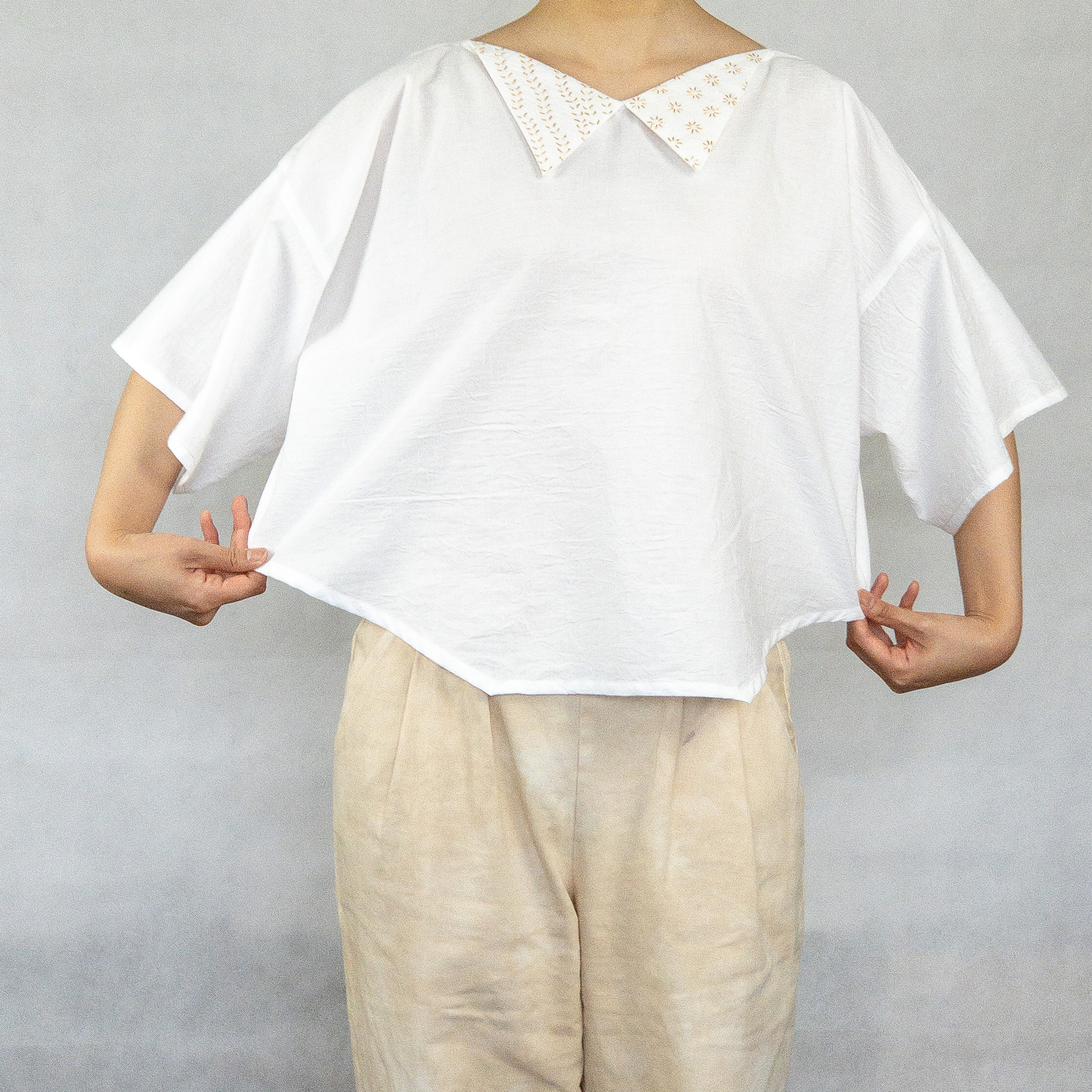 ＊三角えりのシャツ＊ 白 シャツ 半袖 刺繍 シンプル