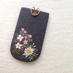 フェルトと刺繍の野の花メガネケース　ピンク