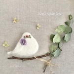白文鳥さんの羊毛ブローチ　お花を届けに