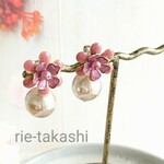 ピンクパープルのフラワーとパールの２wayピアス  チタン