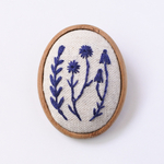 木枠ブローチ【ネイビーの1色刺繍の花】