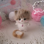 メインクーン子猫と食パン　ピンクの鈴ペンダント   羊毛フェルトハンドメイド