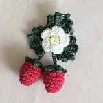 ☆再販☆ 🍓揺れるいちごのブローチ/赤×モスグリーン🍓