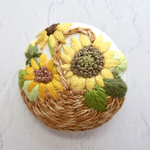 【ひまわりの花籠】刺繍ブローチ 38mm