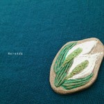 陶土ブローチ「水芭蕉」(白土)
