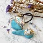 【線画フラワー× ターコイズオーシャンブルー ×刺繍ライン】くるみボタン✻チャーム付きヘアゴム&ぱっちんピン✻親子2点 セット
