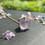 薄むらさきの紫陽花　キューブのネックレス