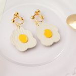 【革で作った食べ物シリーズ】目玉焼き イヤリング　or 　ピアス カラザ付き