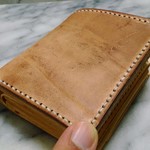 ハーマンオークとサドルレザーのワイルド二つ折りミニ財布
