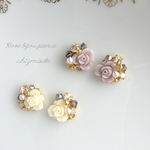 カボションフラワー✴︎薔薇✴︎ホワイトorグレー❤︎エレガントビジューピアス