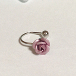ピンクの可愛い薔薇のイヤーカフ （片耳）