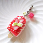 アイスキャンディのチャーム(いちご＆ホイップ)