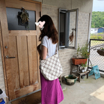 水玉帆布の大きめ斜めかけショルダーバッグ(グレー