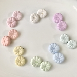 受注製作    ラムネ菓子みたいなマーガレットの ブローチ　(2個セレクト)