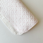 レースのような刺し子ハンカチ　「桜貝」