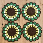 【hinasou110様 オーダー作品】レトロでカラフルなお花円座　スマイリーgreenカラーのスマイルなし中心縁取り共に茶色に変更