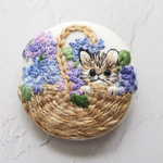 【ねこと紫陽花の花籠】刺繍ブローチ 38mm