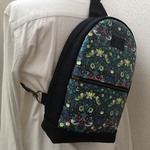 リバティ生地を使った ボディバッグ 帆布×イチゴ泥棒柄ビニコ