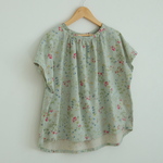 水色コットンの花柄ブラウス