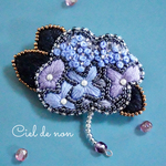 【紫陽花*:ஐ ஐ:*】刺繍糸とビーズの花ブローチ
