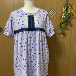 爽やかな藤色花柄ニットのレースチュニック