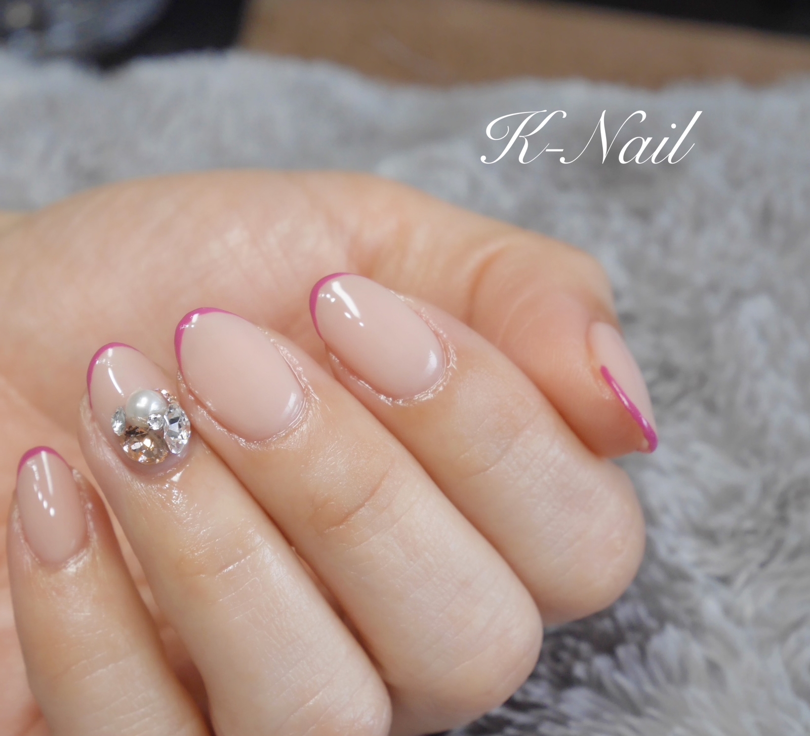 ピンクビジュー ×フレンチネイルチップ 大人可愛い ピンクのスキニーフレンチ×ビジューネイル - K