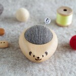 ハリネズミの羊毛ピンクッション【針山】『ブナ材』ナチュラル　ミディアムグレー