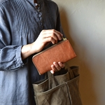 少し小ぶりな長財布「ティオ・シナモン」