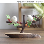 シマエナガとエゾヤマザクラ(実)2羽　【部屋の中で野鳥観察シリーズ】